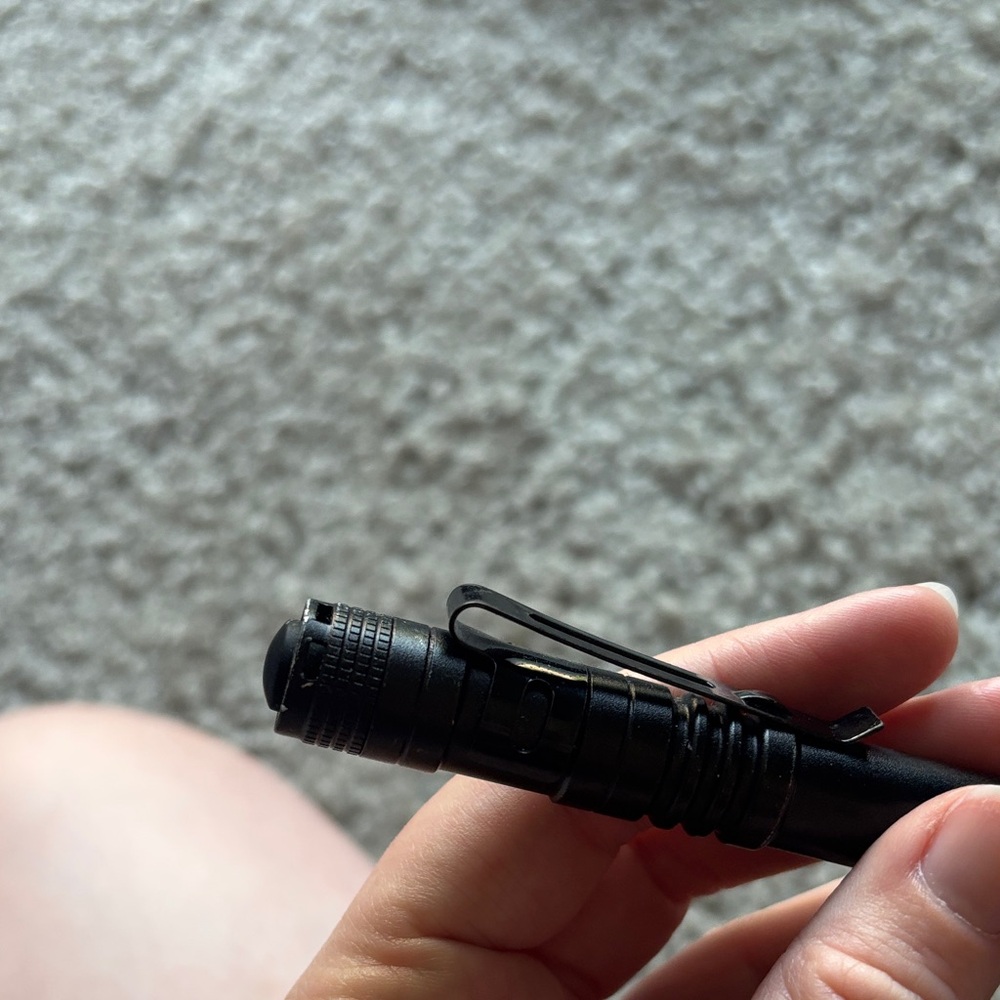 Black Red Light Flashlight - Picture 2 of 4